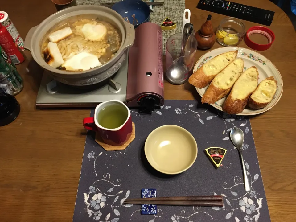 味噌煮込み鍋焼きうどん、ガーリックトースト、沢庵、プロセスチーズ、熱い日本茶(昼飯)|enarinさん