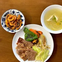 Snapdishの料理写真:焼肉、イカ唐揚げ、餃子スープ|みゆき🍑さん