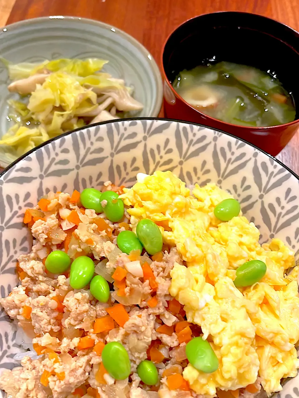 そぼろ丼　キャベツと高野豆腐の煮物　味噌汁|とゆあさん