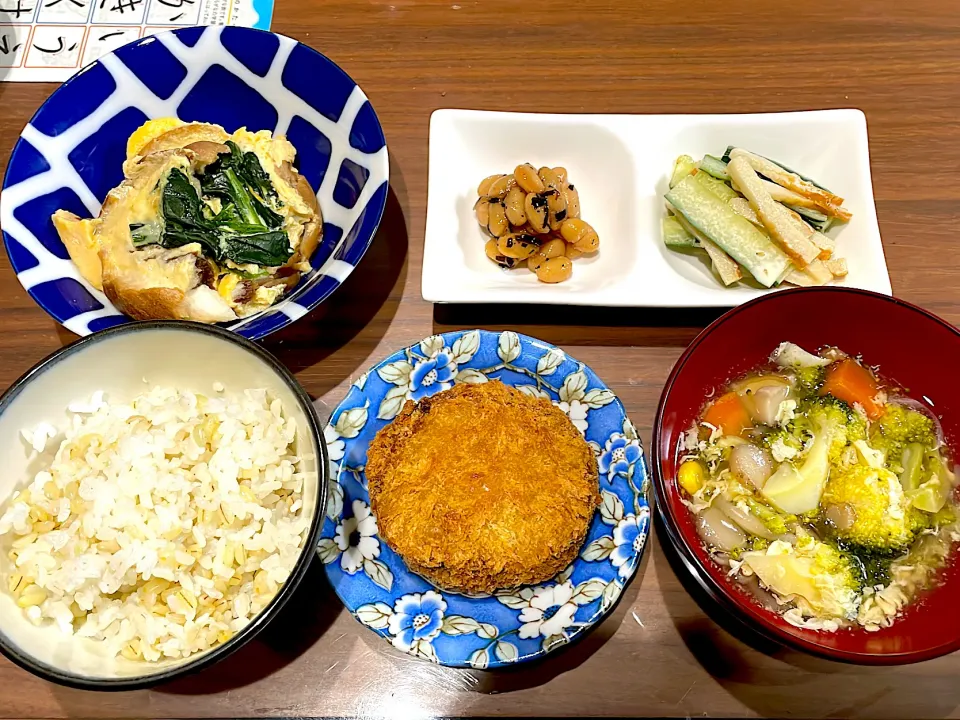 メンチカツ　色々お野菜のとろみスープ　ちくわときゅうりのマヨポン和え　煮豆　車麩とほうれん草の卵とじ|おさむん17さん