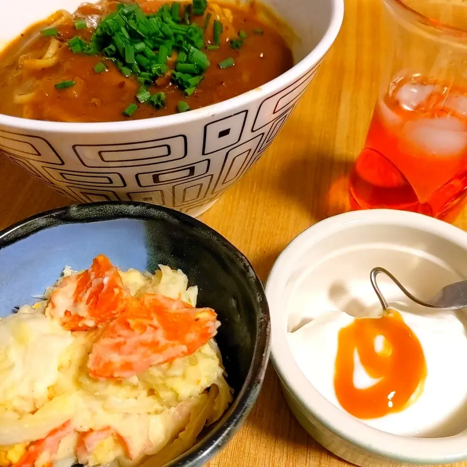 全粒粉麺でカレーうどん／蒸した野菜でらっきょ酢でポテサラ／エルダーフラワーコーディアル／R1ヨーグルト〜マヌカハニー〜|チョコさん