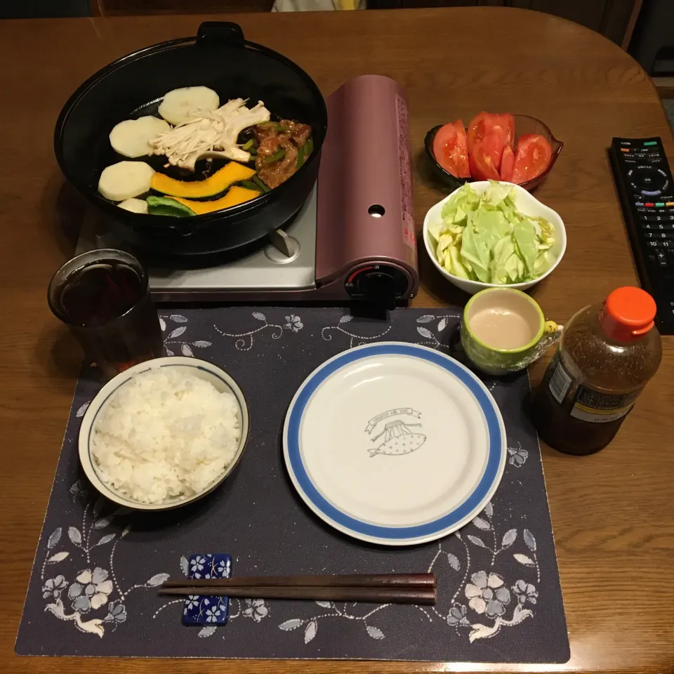 ご飯、南部鉄器の鉄鍋焼き、バリバリキャベツ、トマト、沢庵、烏龍茶、森永マミーの寒天(夕飯)|enarinさん