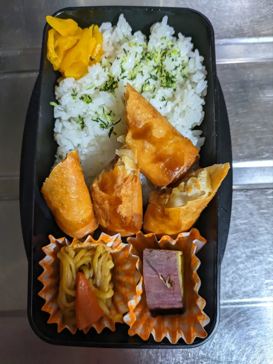 旦那弁当　2024/2/5

春巻き
焼きそば
さつまいもの甘煮|ユキヨメ♪さん