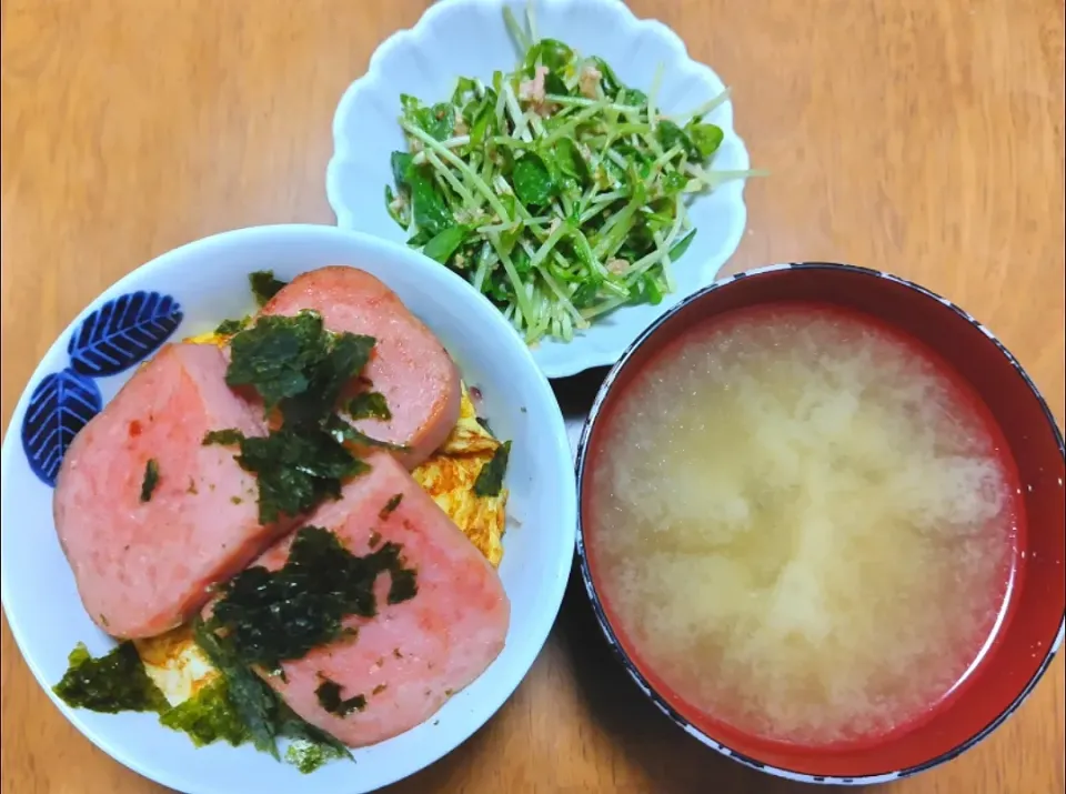 Snapdishの料理写真:2024 0205　ランチョンミート丼　豆苗とツナのポン酢和え　なめことわかめのお味噌汁|いもこ。さん