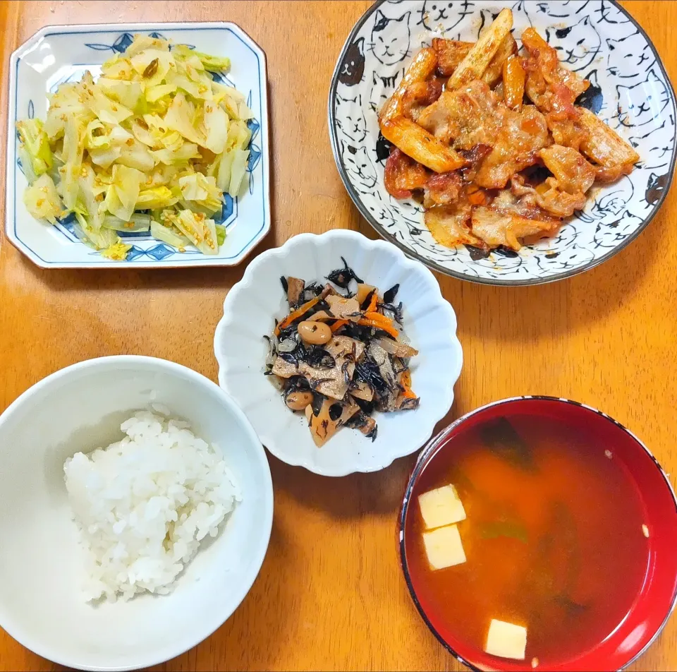 Snapdishの料理写真:2023 1219　甘辛鶏スペアリブ　キャベツの梅おかか和え　五目煮　豆腐とわかめのお味噌汁|いもこ。さん