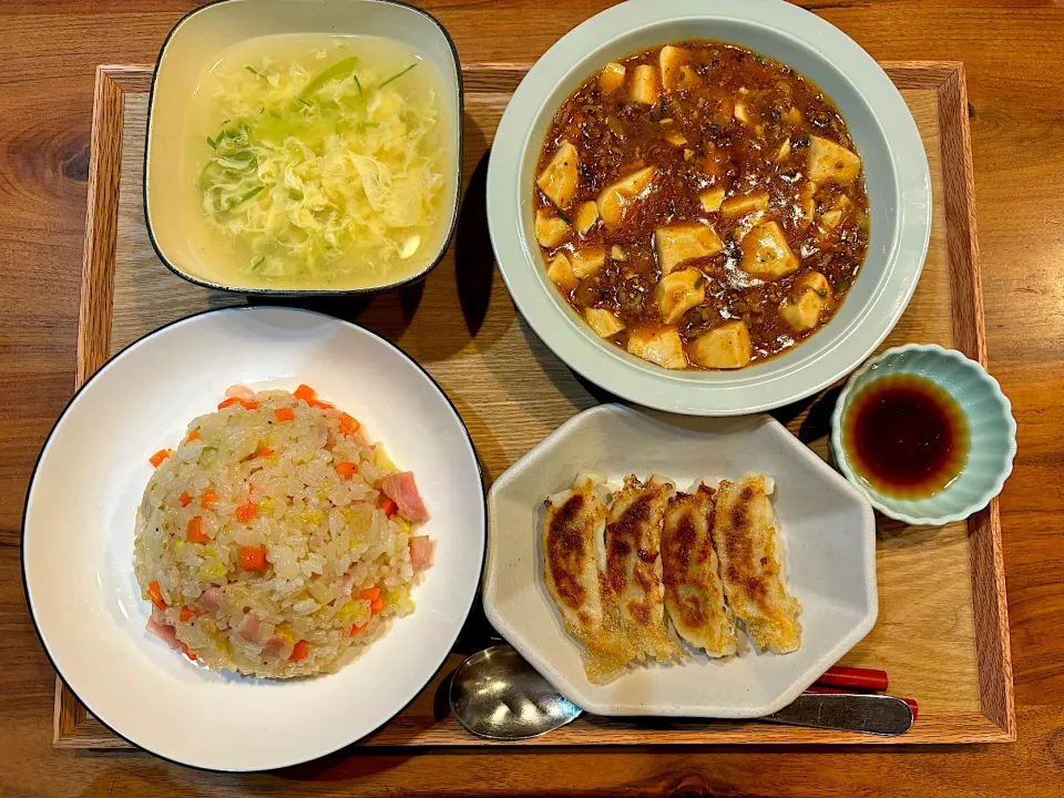 今日の夜ご飯(白菜チャーハン、餃子、麻婆豆腐、ネギ玉スープ)|cocomikaさん