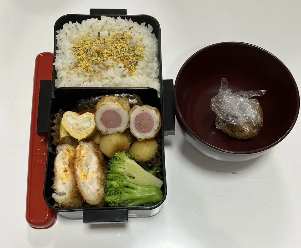 Snapdishの料理写真:パパ弁☆鮭☆ハート形卵焼き☆ちくわソーセージ☆チーズチキンフライ☆コロコロポテト☆ブロッコリーのコンソメ煮☆みそ玉|Saharaさん