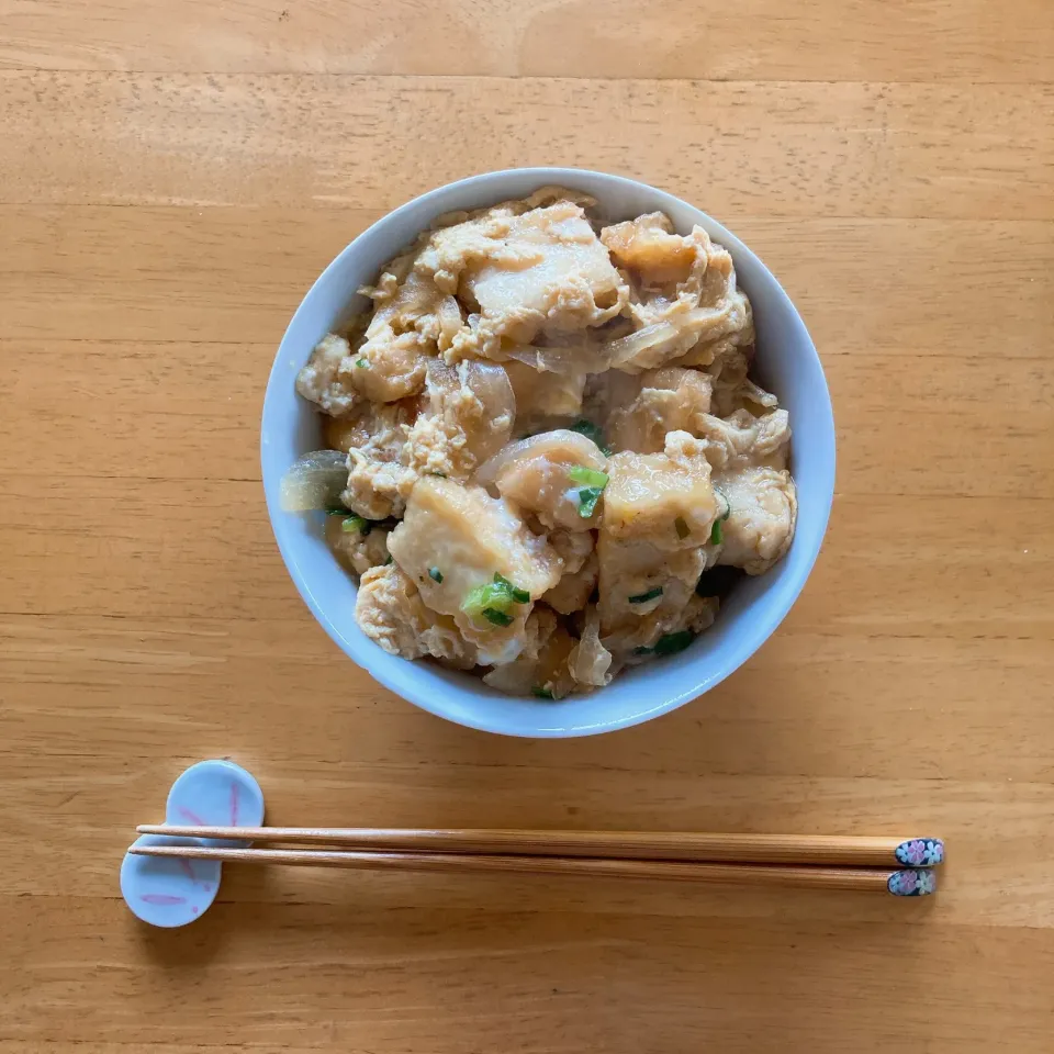 鶏肉と厚揚げの卵とじ丼|ちゃみこさん