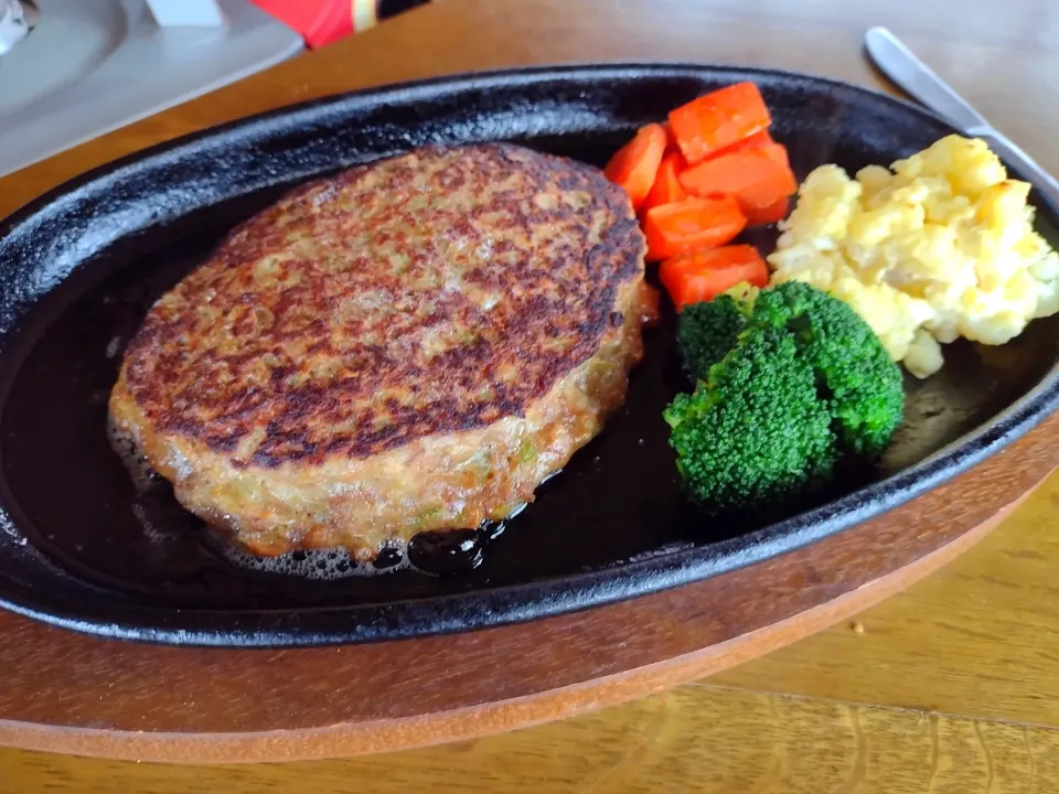 玉ねぎセロリみじん切り沢山入り牛肉ハンバーグ|ドッコイさん