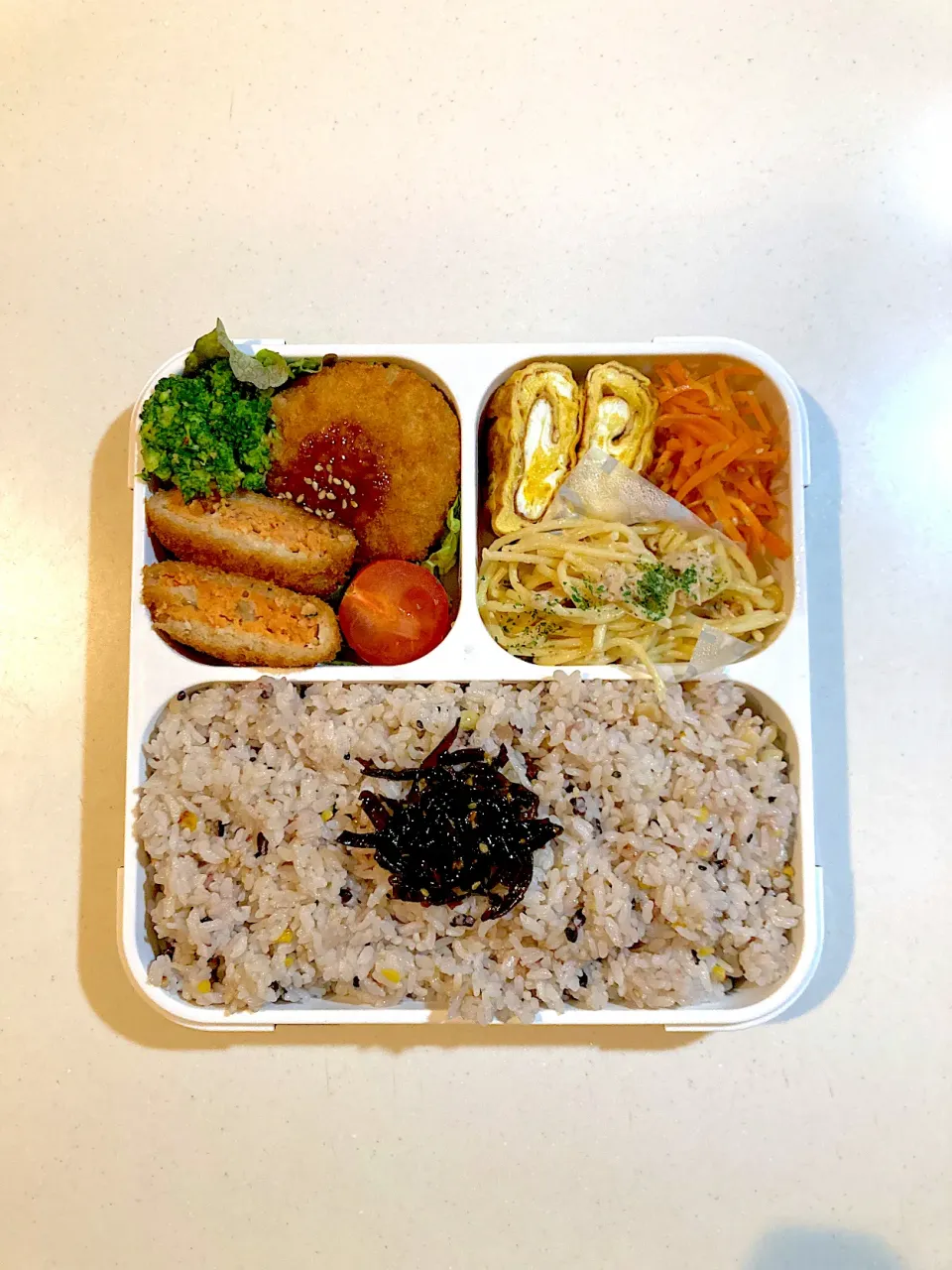 Snapdishの料理写真:2/6 ◎ サーモンフライ弁当|Yama○°さん