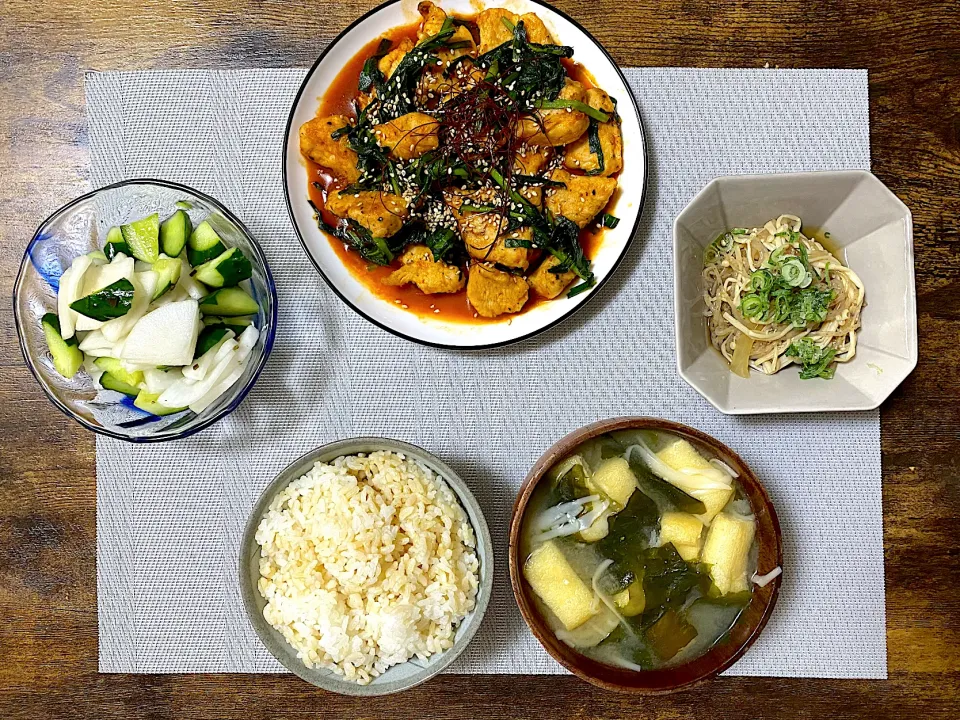 鶏胸肉とニラの甘辛炒め　エノキと糸こんにゃくの旨煮　大根ときゅうりの浅漬け　味噌汁　発芽玄米ご飯|♡misaki♡さん