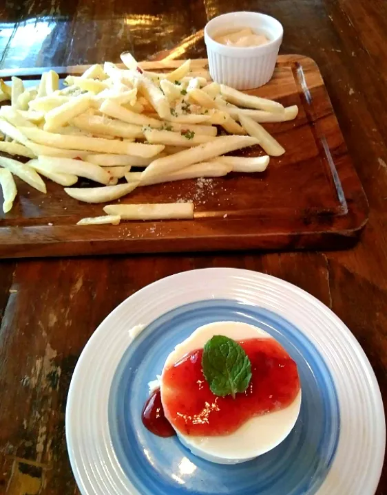 fries & strawberrycake|ms.sarah creweさん