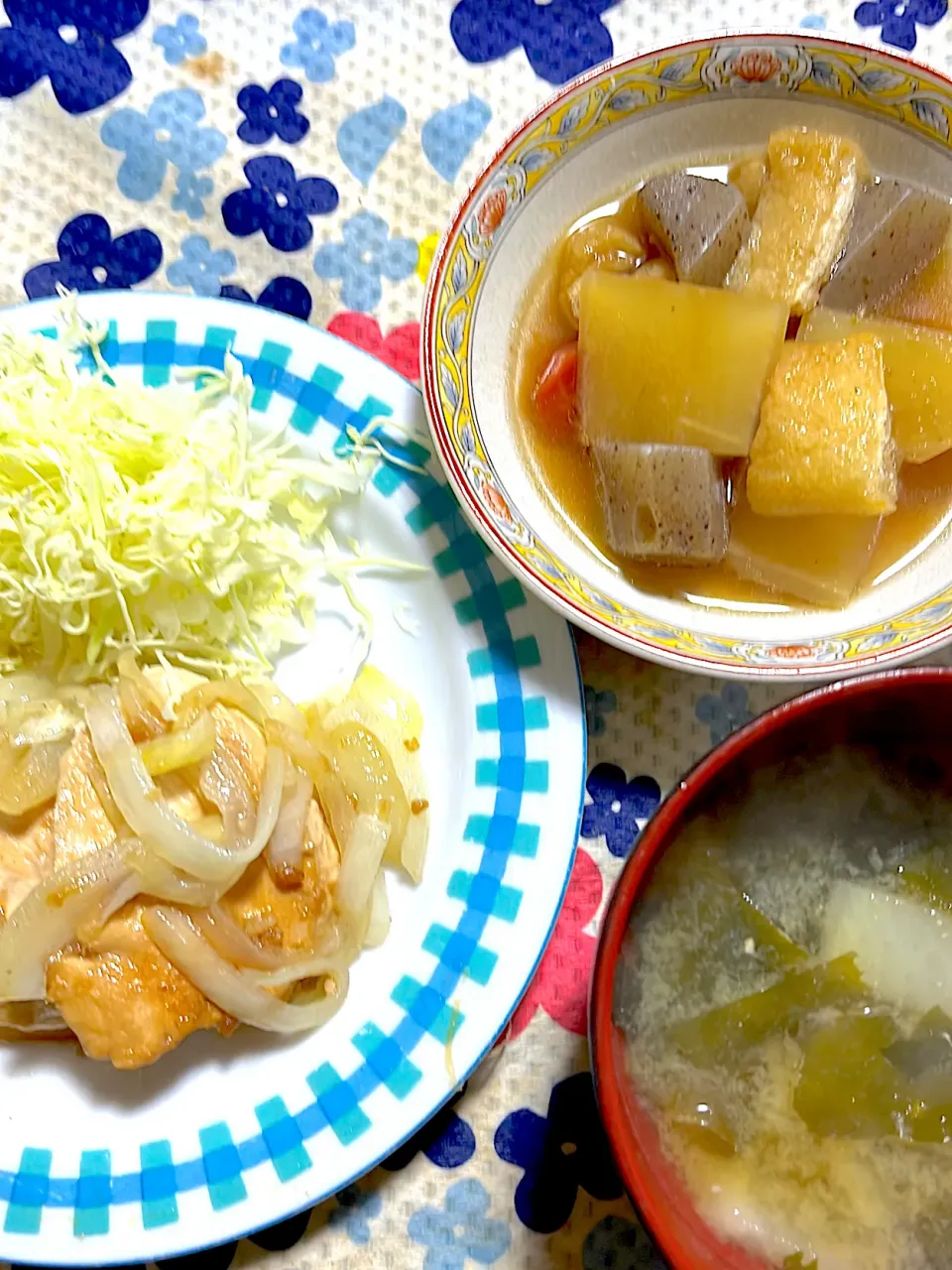 Snapdishの料理写真:鶏胸肉の醤油麹漬け焼き　煮物　味噌汁|4jinoanataさん