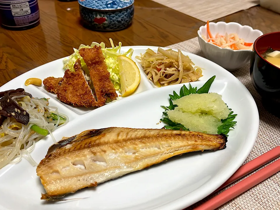 晩御飯。ホッケの開き、春雨のナムル、夜勤弁当の残りのトンカツ、大根の皮のきんぴら|yukiさん