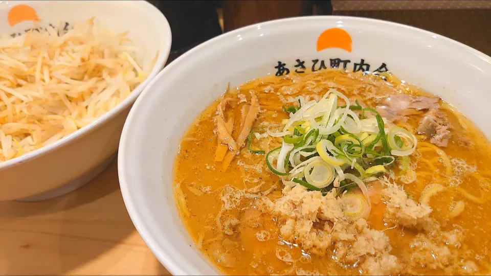 【食べログ TOKYO ラーメン 
百名店 2023 選出店】 
あさひ町内会 
20年前に恋した味噌ラーメン
 (半玉子付き、生姜多め、980円) 
＋もやし (別丼、100円) 
＠板橋区役所前4分 
(JR板橋駅から徒歩10分)
24033 (34,890)|大脇さん