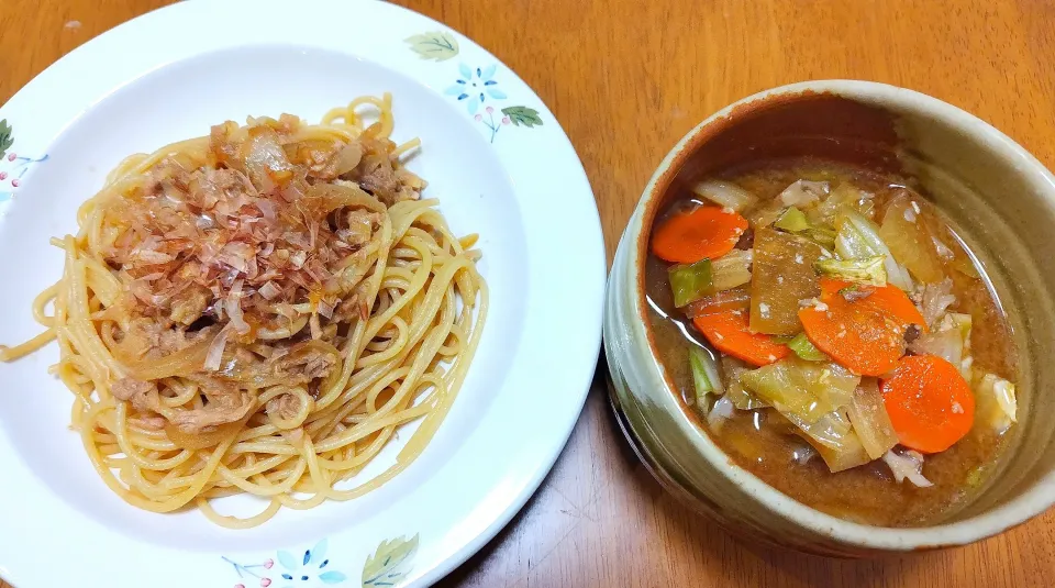 Snapdishの料理写真:2023 1222　ツナと玉ねぎのにんにく醤油パスタ　豚汁|いもこ。さん