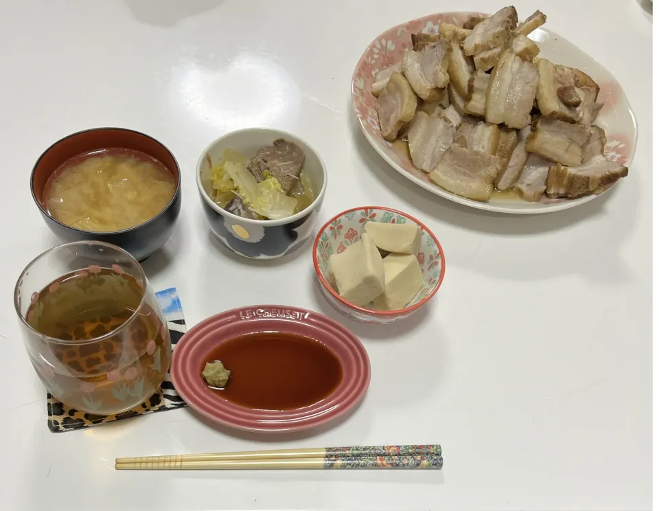 晩御飯☆煮豚☆高野豆腐☆鯖缶と白菜の旨煮☆みそ汁（白菜・えのき・揚げ）|Saharaさん