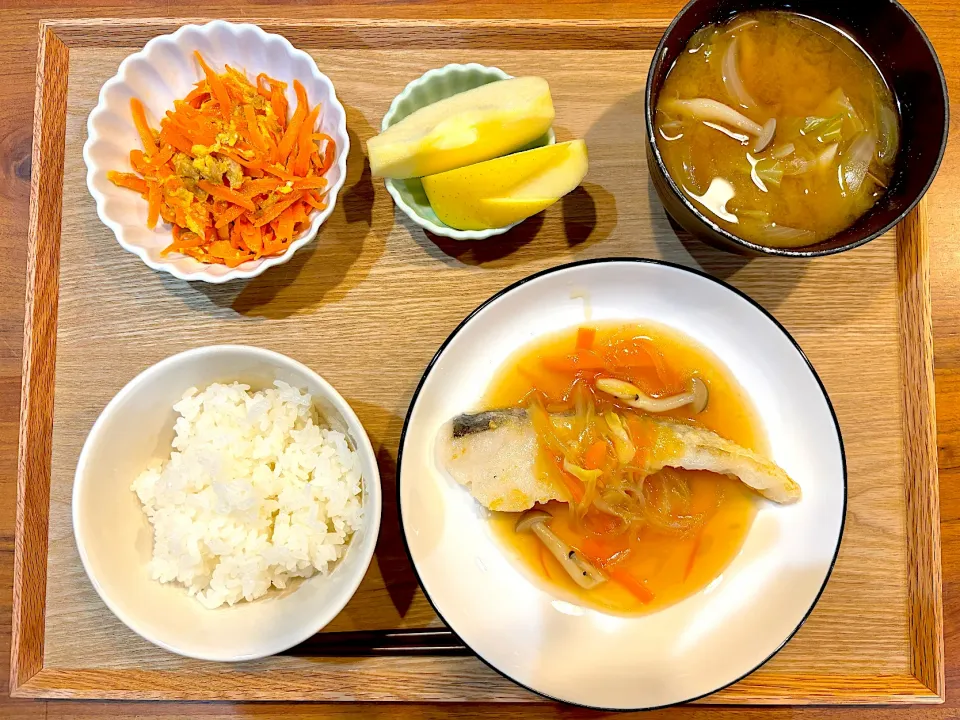 今日の夜ご飯(タラの野菜あんかけ、にんじんしりしり、野菜味噌汁、りんご)|cocomikaさん