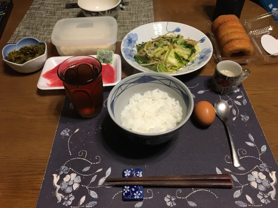 マグトロ卵丼、野菜炒め、ごま高菜漬け、烏龍茶、森永マミーの寒天、おからドーナツ(夕飯)|enarinさん