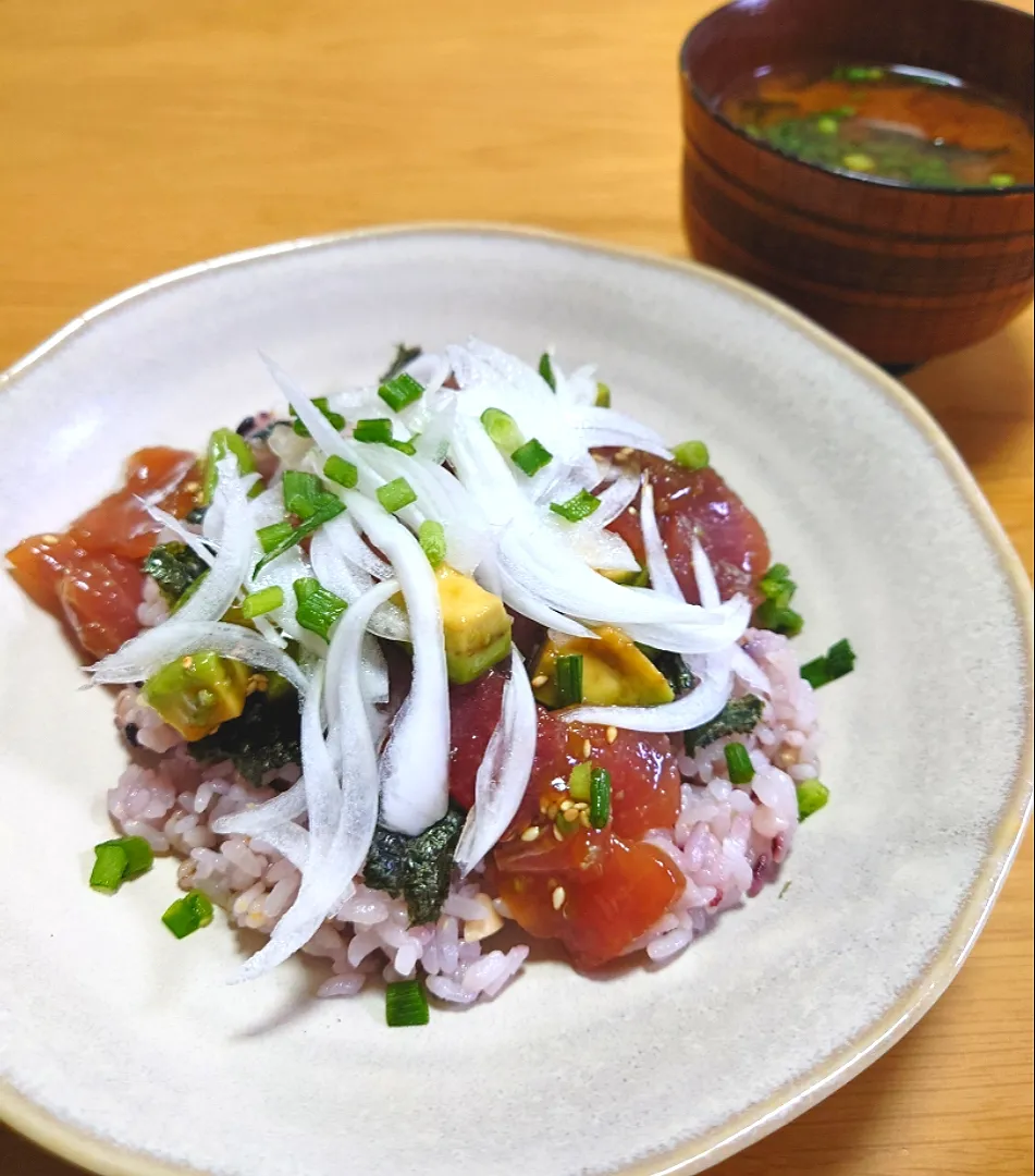 Snapdishの料理写真:マグロとアボカドの漬け丼|ごはんきろくさん