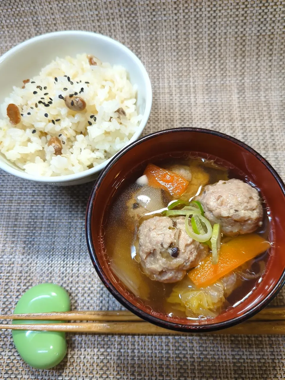 Snapdishの料理写真:肉団子汁と福豆ごはん|どかどかさん