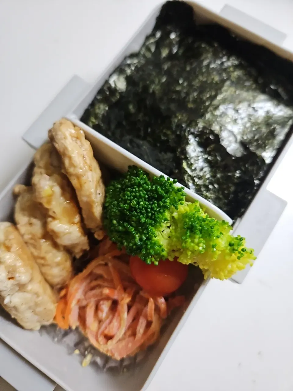 Snapdishの料理写真:☆中学生弁当☆玄米入りのり弁、人参サラダ、ブロッコリー、ミニトマト、豆腐つくね|ｼｮｺﾗさん