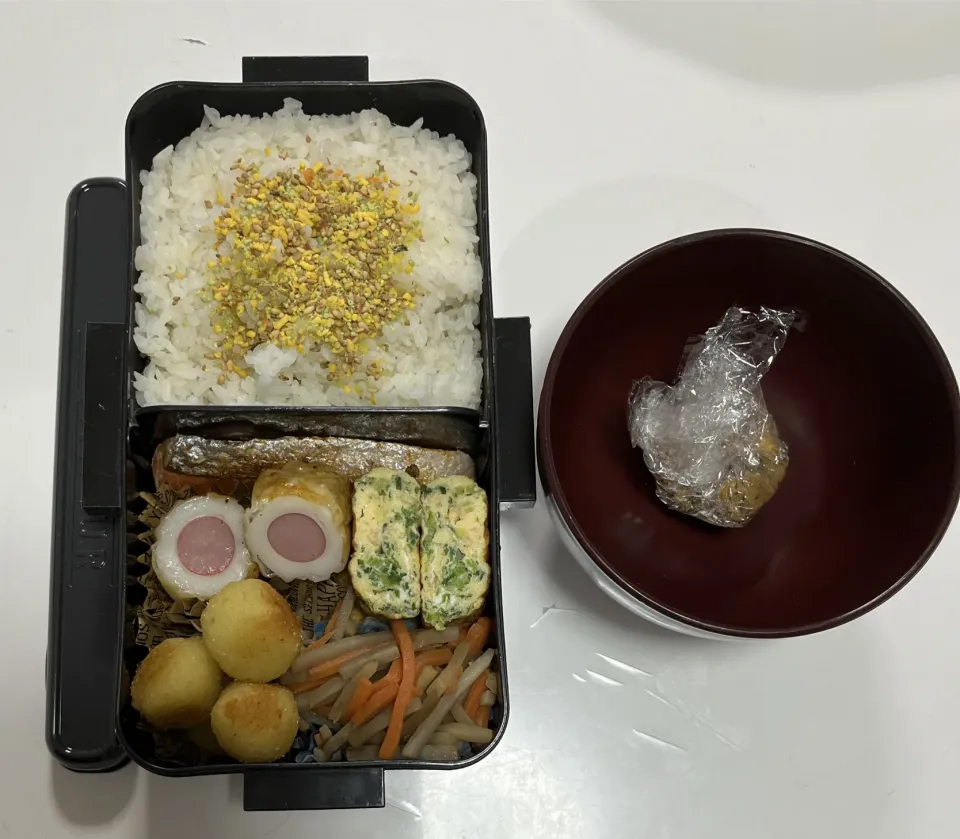 Snapdishの料理写真:パパ弁☆鮭☆ちくわソーセージ☆コロコロポテト☆きんぴらごぼう☆葱入り卵焼き☆みそ玉|Saharaさん