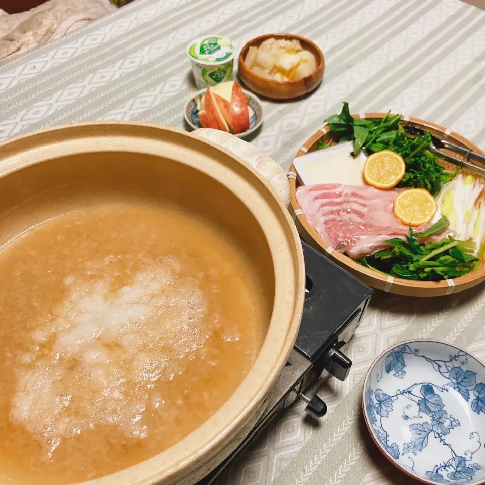 grandmaの晩ごはん☆ 寒くなってきました〜
今夜は雪見鍋…
豆腐、豚肉､ネギ､ほうれん草、壬生菜…
熱々で頂きます
デザートにはお持たせのパウンドケーキ
頂きます|kaoriさん