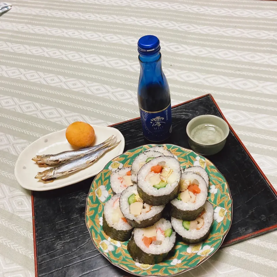 grandmaの晩ごはん☆ 今日は残りの具で巻き寿司❣️今夜、イワシを焼いて…
日本酒🍶なのに発泡性やねん…
美味しい😋頂きます|kaoriさん