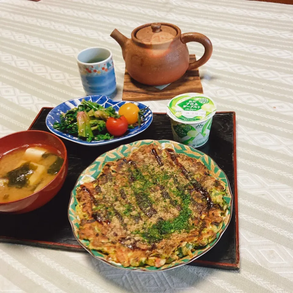 grandmaの晩ごはん☆ 今日はキャベツをもらったから…お豆腐とお餅とその辺の残り野菜で…ソースをかければ、お好み焼き❣️
寒いから早く食べるわ|kaoriさん