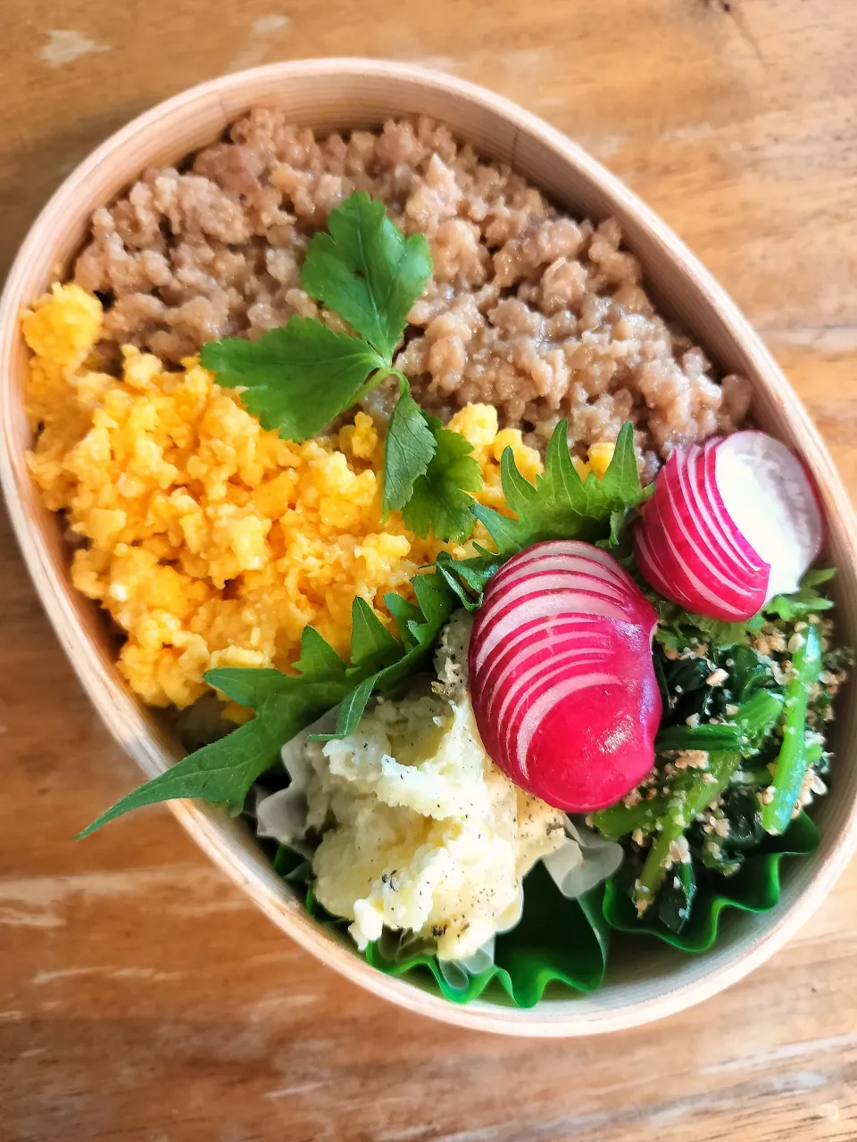 Snapdishの料理写真:２色丼
ひき肉味噌味
たまご
ポテサラ
ほうれん草胡麻和え
ラディッシュ浅漬け|音彩お弁当さん