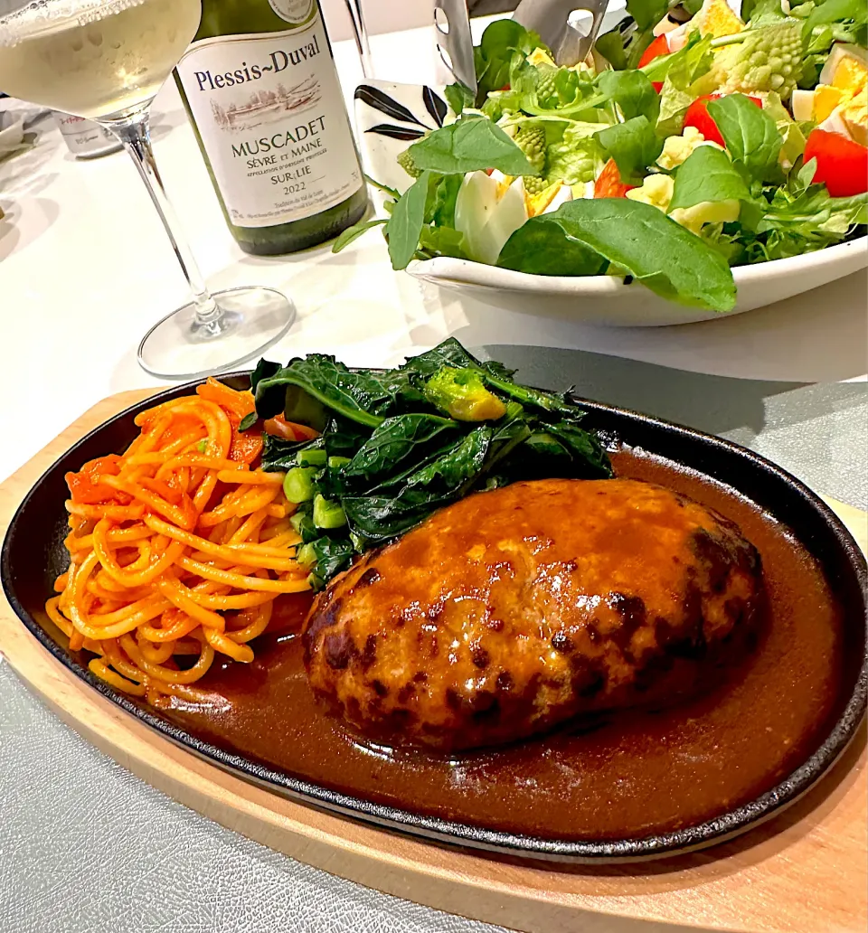 ハンバーグステーキ🥩ナポリタン添え🍝|ナムナムさん