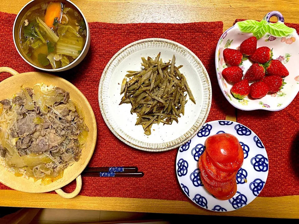 牛丼🐮、きんぴら、あごだし鍋🍲、いちご🍓|1614さん