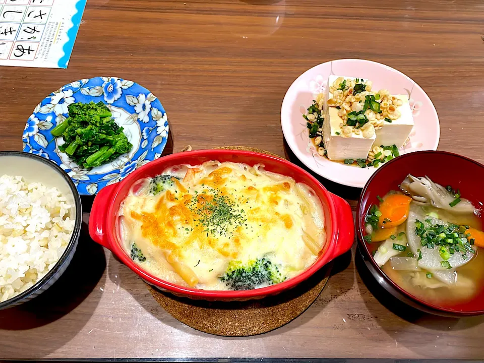 えびとブロッコリーのグラタン　大根と舞茸の味噌汁　天かす奴　菜の花のからし和え|おさむん17さん