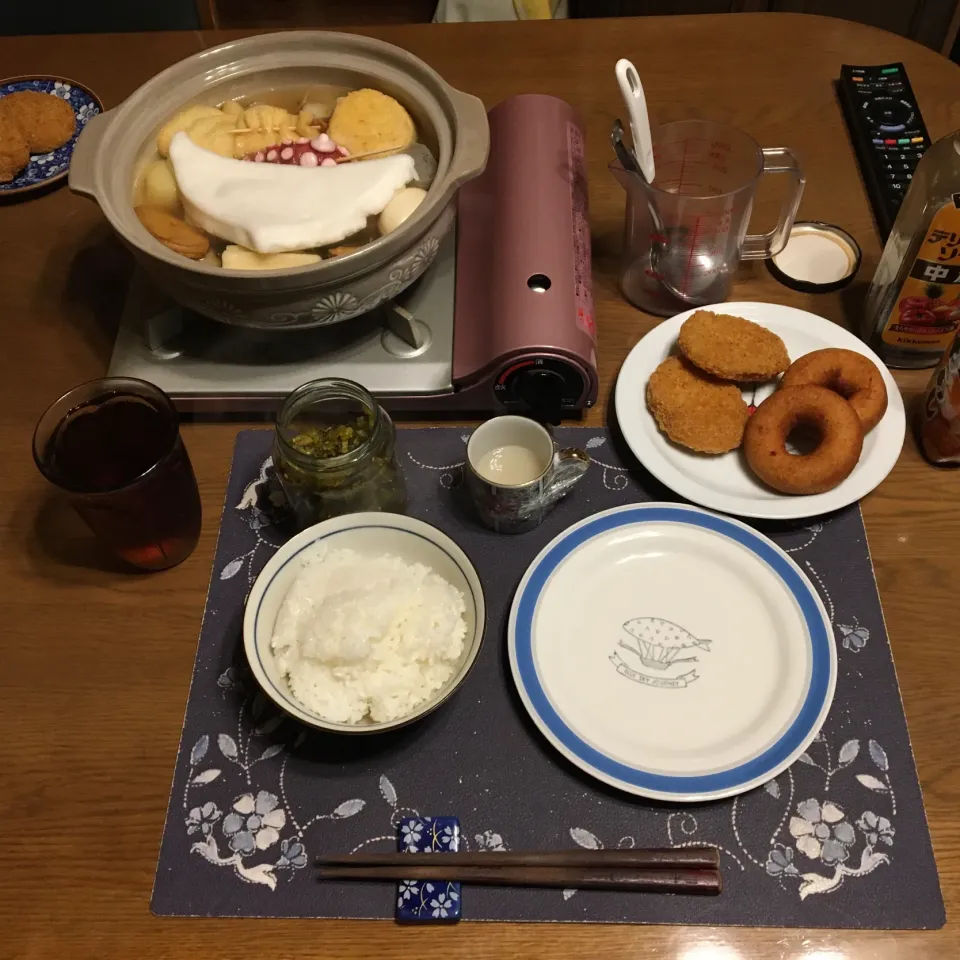 ご飯、おでん、コロッケ、ごま高菜漬け、烏龍茶、森永マミーの寒天、おからドーナツ(夕飯)|enarinさん