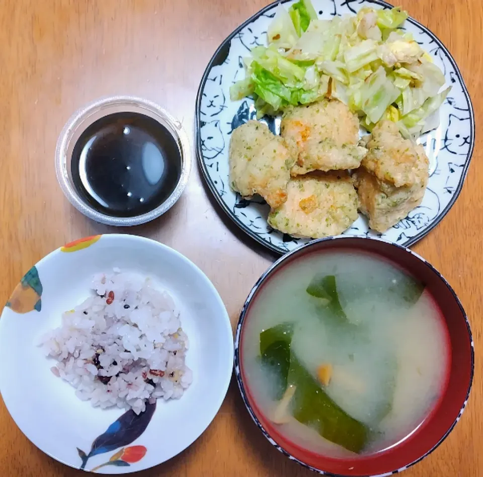 2024 0207　鶏天　梅キャベツ　もずく　なめことわかめのお味噌汁|いもこ。さん