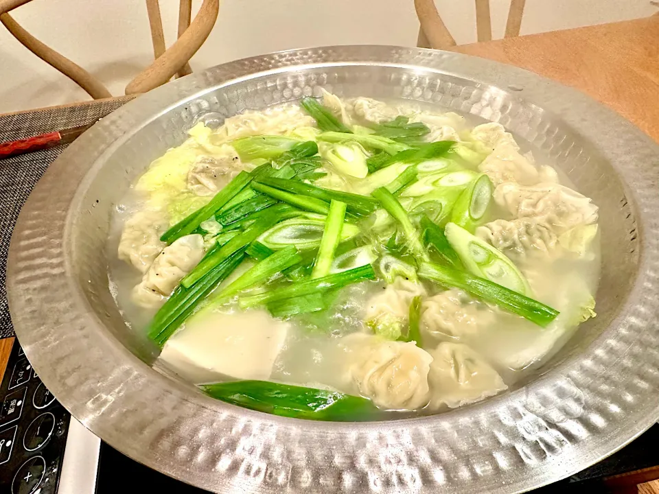 ウチのデタラメクック作🧑‍🍳　牛骨スープの素で水餃子🥟　CJの冷凍餃子、豆腐、白菜、ネギ、ニラ、春雨、刻みニンニクを「ぶっ込むだけ〜」だそうですw  味は塩で調整🧂|BUBUさん