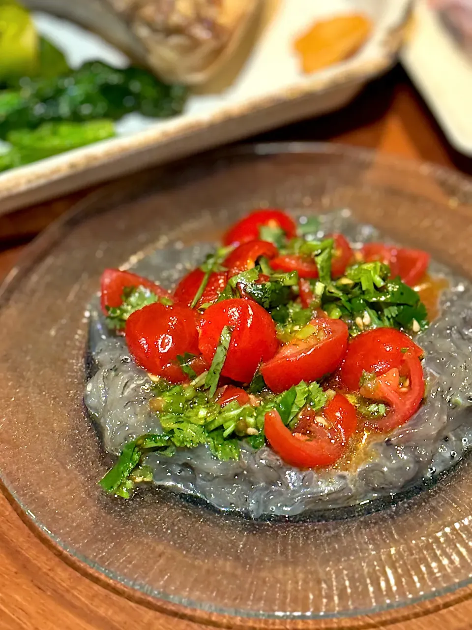 生しらすが目の前で350円→150円に。少しの魚醤とサルサのっけて😋|kurageyakannoさん