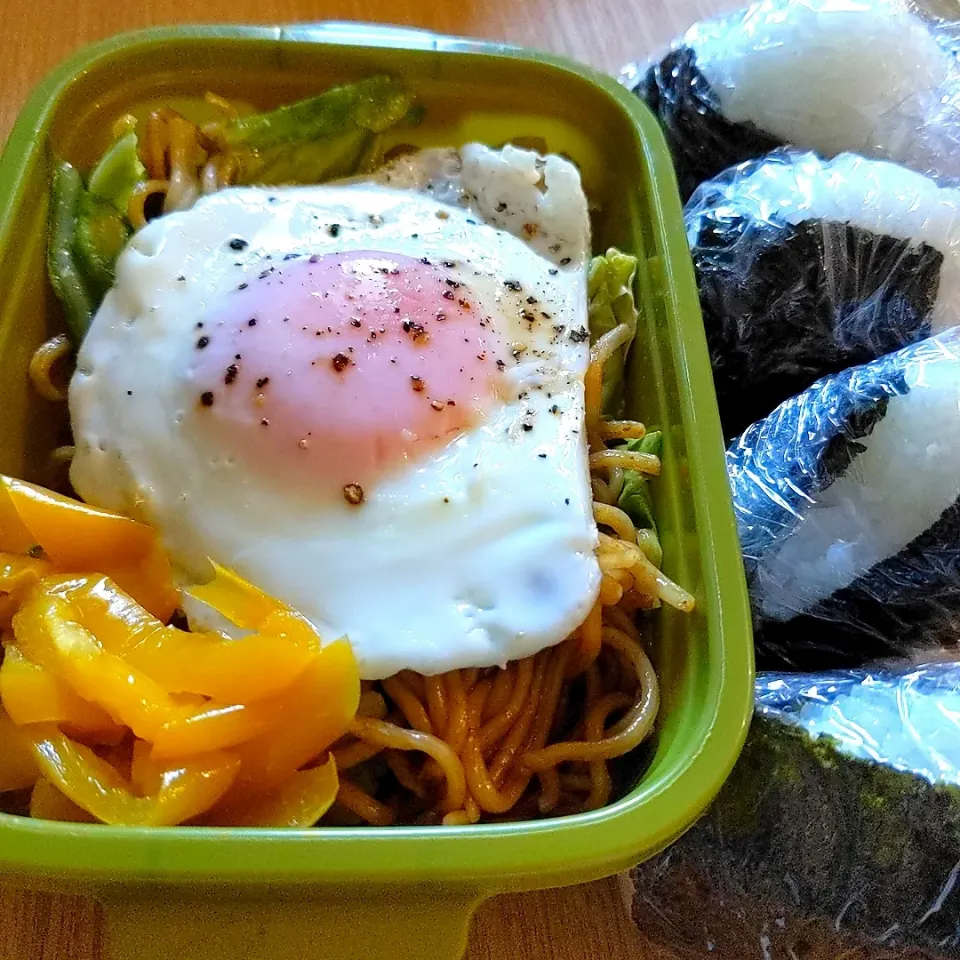 焼き蕎麦弁当／目玉焼き乗せ／黄色パプリカの和風マリネはつぶ味噌フリフリでコクアップ／自然塩の🍙|チョコさん