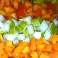 veggies mixture of avocado tomatoes cucumber carrot and spring onions|Chioma Anyanwuさん