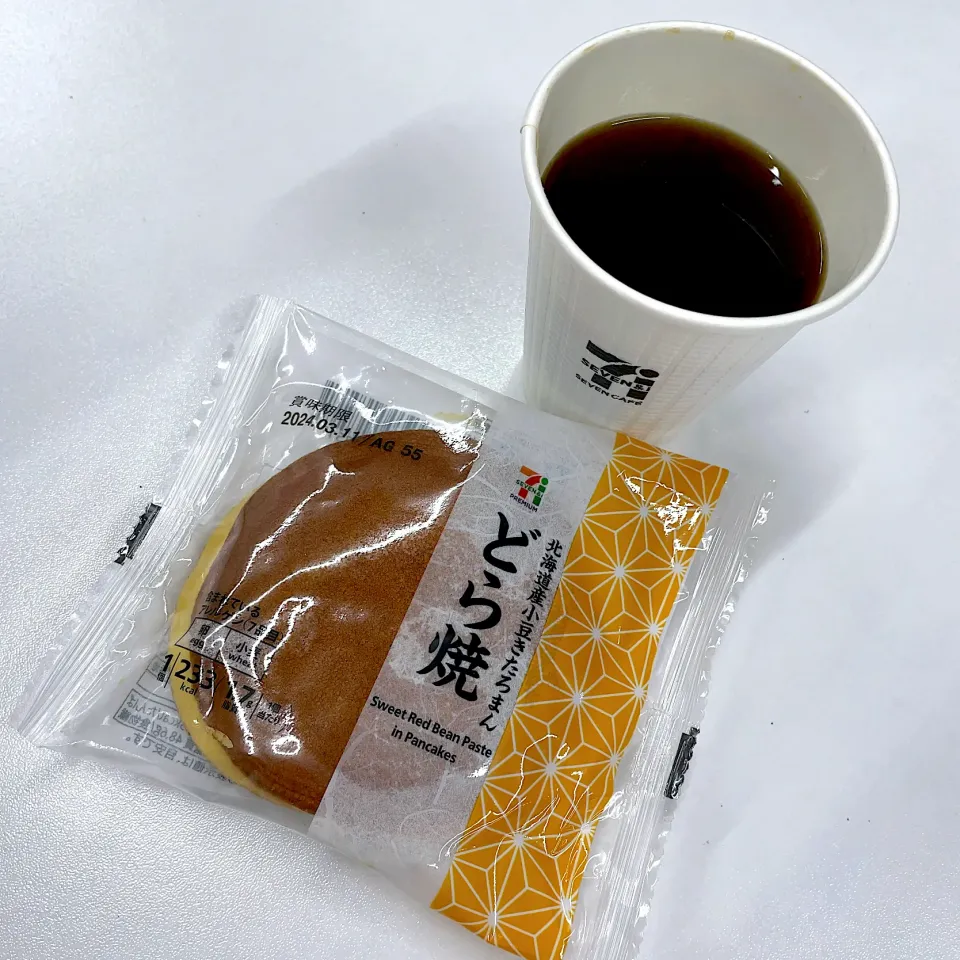 Snapdishの料理写真:どら焼 w/ ホットコーヒー|T. Wonderさん