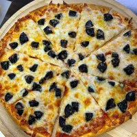 Black sausage pizza|Henny Robertsonさん