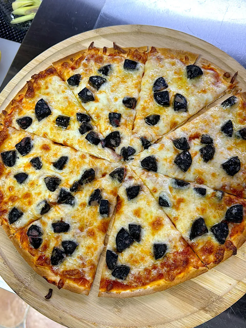 Snapdishの料理写真:Black sausage pizza|Henny Robertsonさん