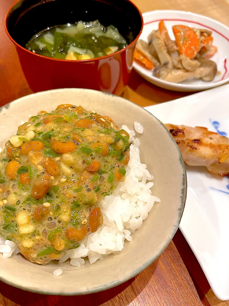 めかぶ納豆　焼き鳥　レンコンオイマヨ炒め　味噌汁|とゆあさん