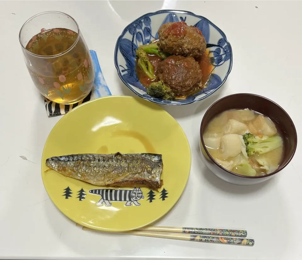 晩御飯☆煮込みハンバーグ☆焼き鯖☆みそ汁（キャベツ・麩・ブロッコリー）|Saharaさん