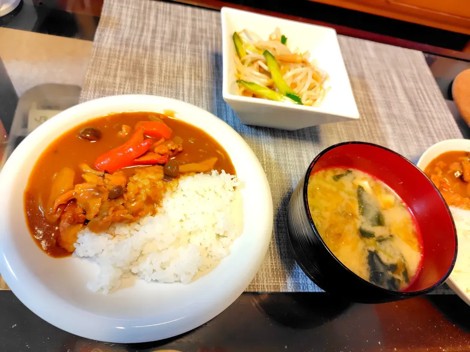 Snapdishの料理写真:2024/0208
タコさんウィンナー入りカレー🍛
もやしメンマナムル
ほうれん草豆腐の味噌汁

だいぶ、甘口カレーに
なりました🙂|takacさん