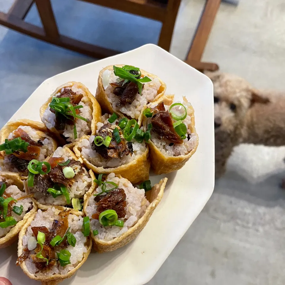 Snapdishの料理写真:おいなりさん生姜入佃煮のせ|irodoriさん