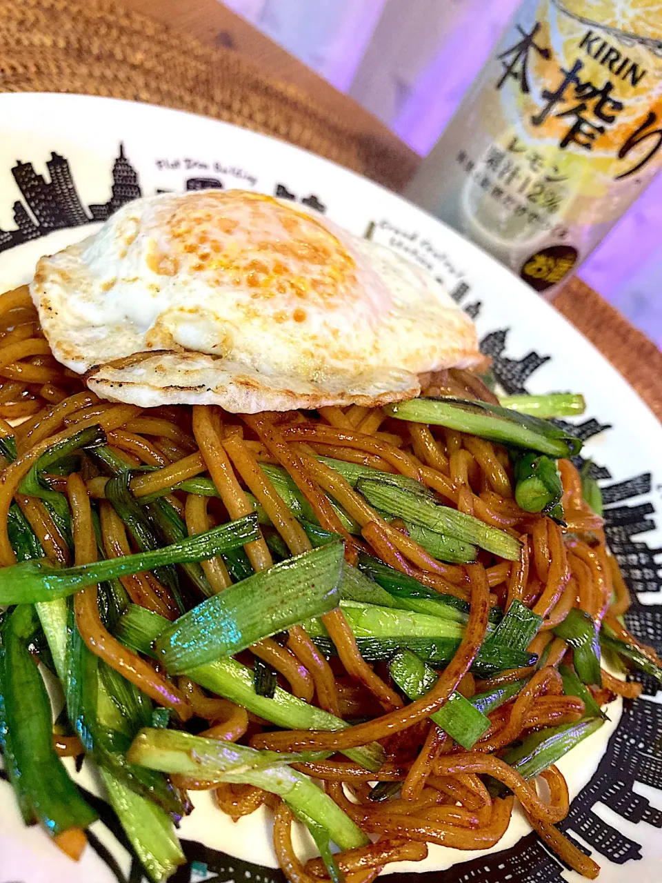 Snapdishの料理写真:ニラ焼きそば目玉焼きのせとレモンサワー😋🍻💕✨|アイさん