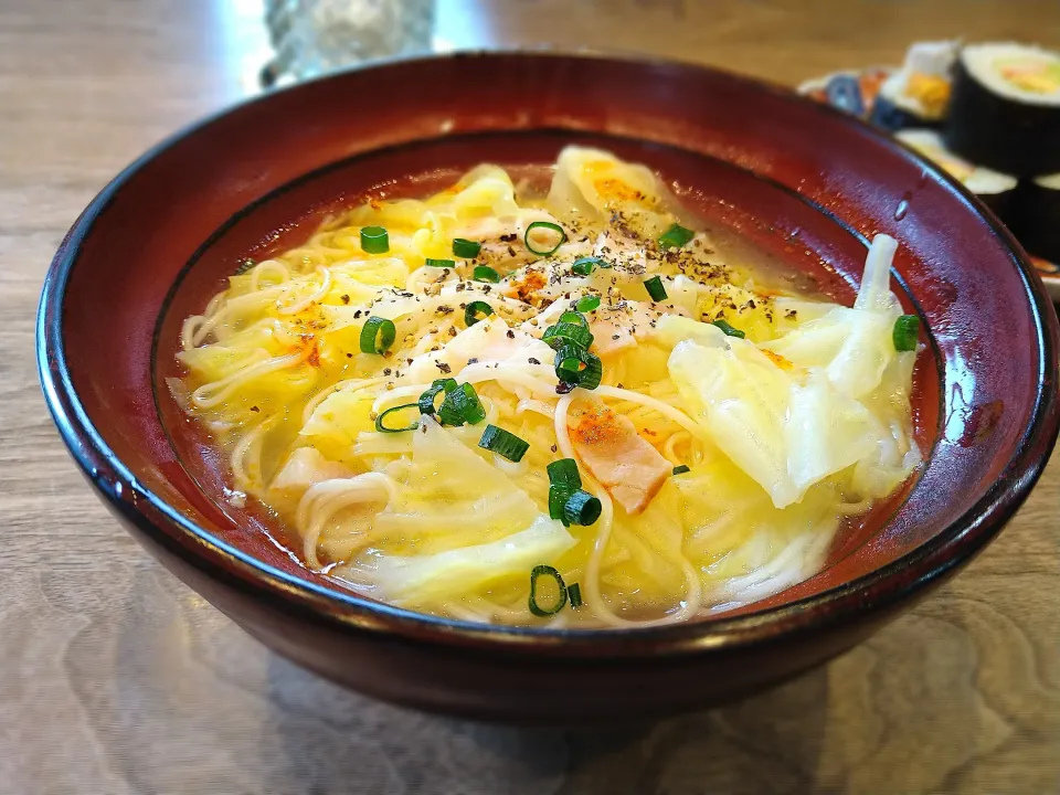 Snapdishの料理写真:キャベツとベーコンの黒胡椒にゅうめん|古尾谷りかこさん