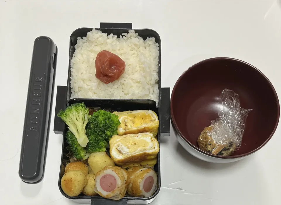 Snapdishの料理写真:パパ弁☆厚焼き卵☆鮭☆ブロッコリー☆コロコロポテト☆ちくわソーセージ☆みそ玉|Saharaさん